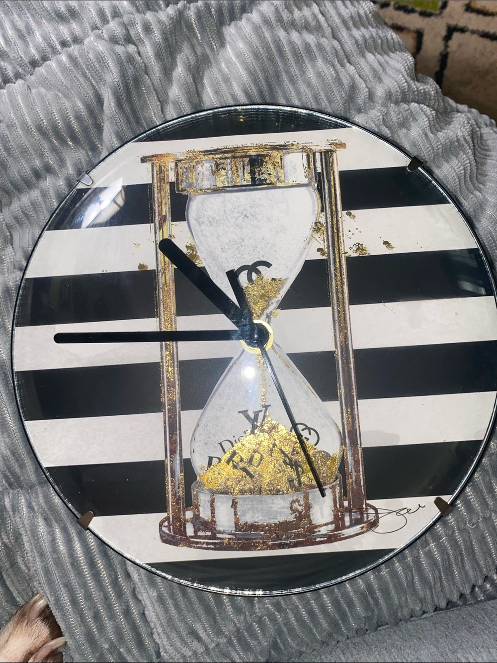 8” diameter Gold Accent Hourglass Wall/desk AA  battery powered clock